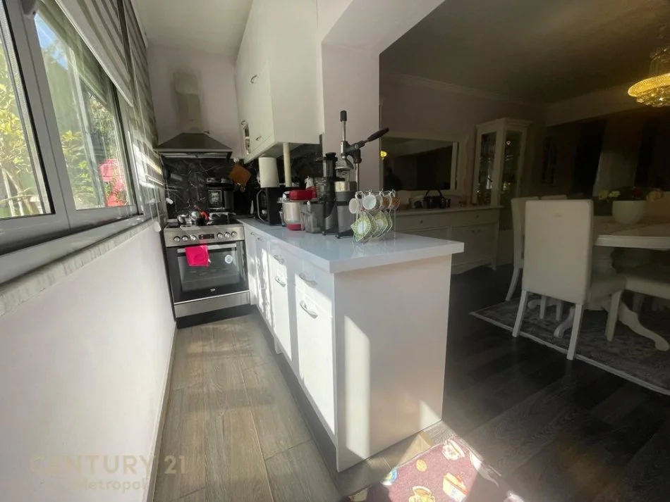 Tirane, jepet me qera ambjent biznesi Kati 0, 109 m² 3.000 € (Rruga Vaso Pasha Ish Blloku)