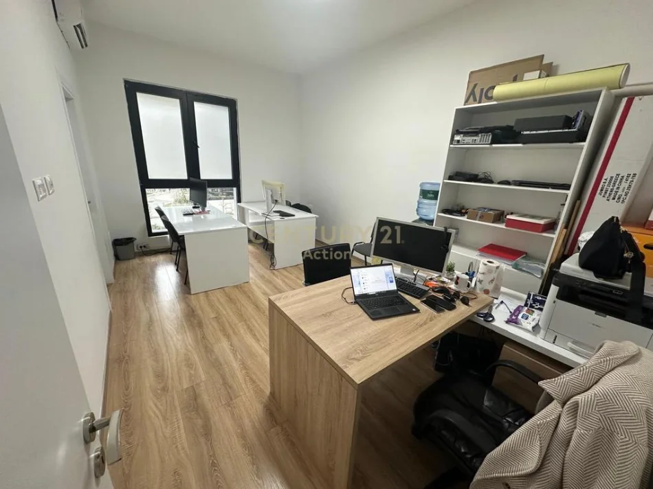 Tirane, jepet me qera ambjent biznesi Kati 1, 108 m² 1.100 € (Square 21)