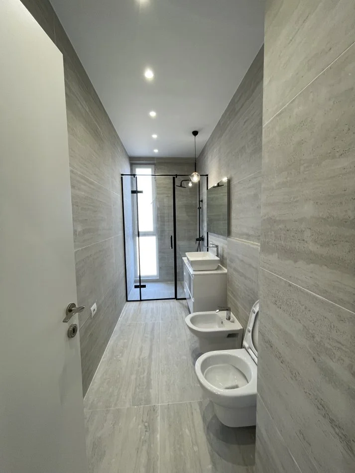 Tirane, jepet me qera apartament 2+1+Aneks+Ballkon Kati 7, 145 m² 650 € (Fusha Aviacuonit)