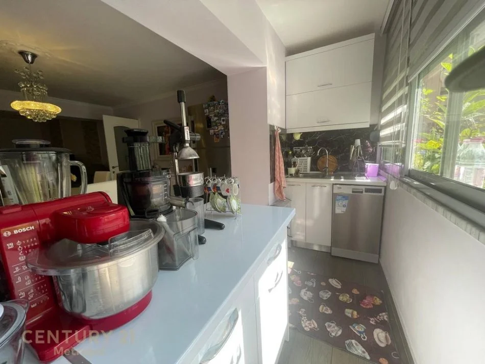 Tirane, jepet me qera ambjent biznesi Kati 0, 109 m² 3.000 € (Rruga Vaso Pasha Ish Blloku)