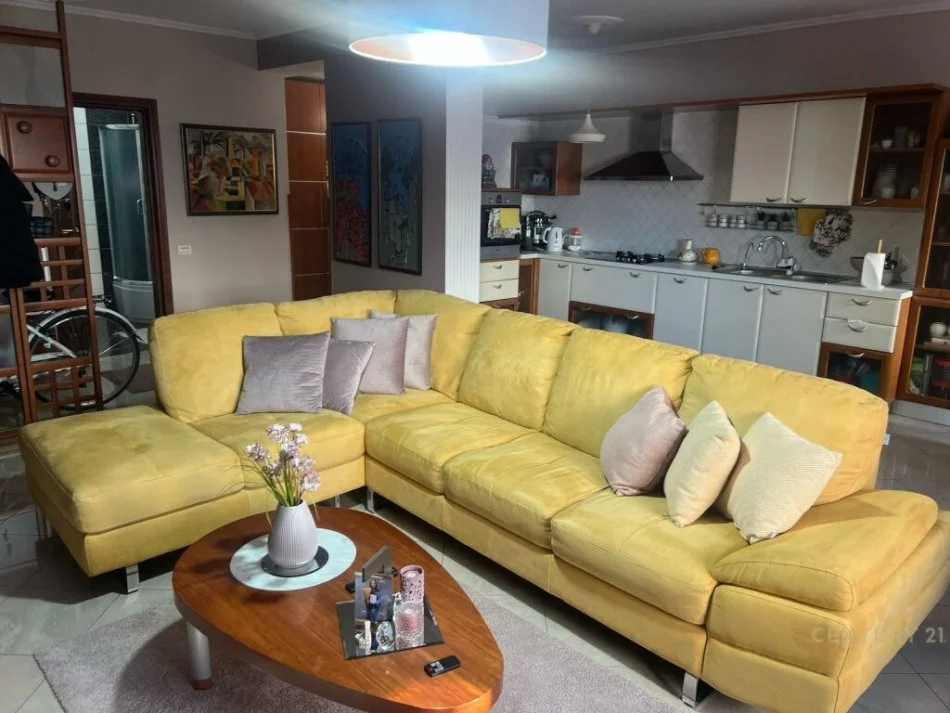 Tirane, jepet me qera apartament 2+1 Kati 3, 120 m² 1.200 € (Komuna Parisit)