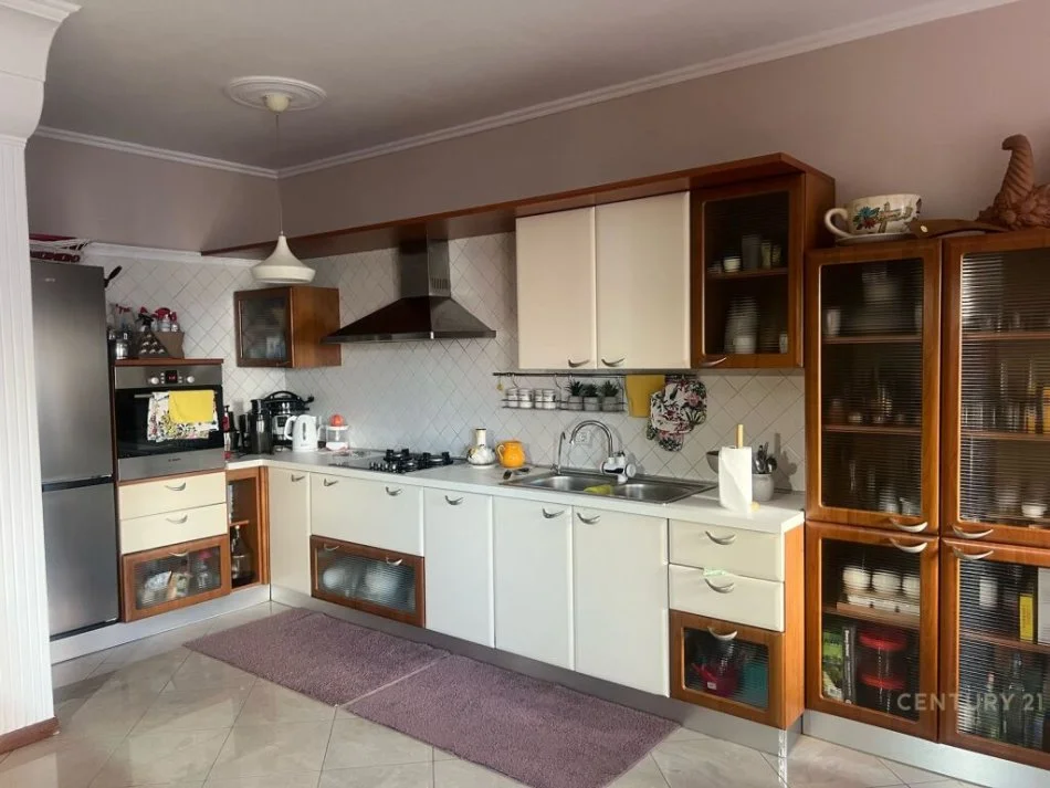 Tirane, jepet me qera apartament 2+1 Kati 3, 120 m² 1.200 € (Komuna Parisit)
