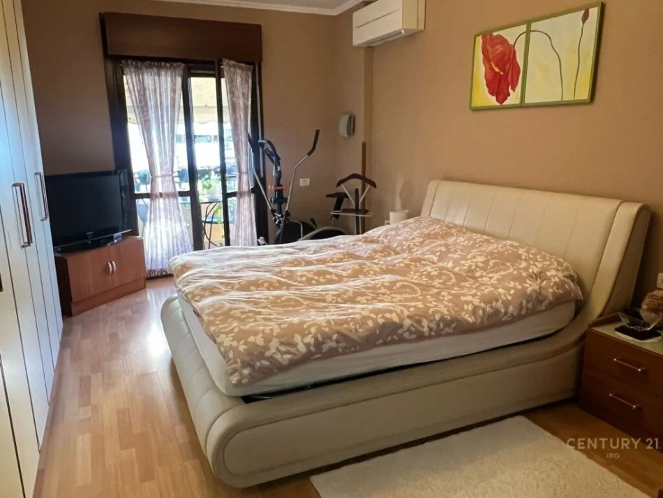 Tirane, jepet me qera apartament 2+1 Kati 3, 120 m² 1.200 € (Komuna Parisit)