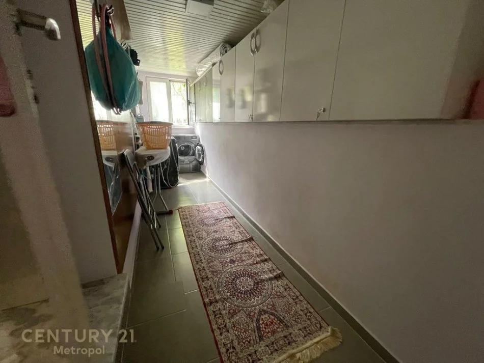 Tirane, jepet me qera ambjent biznesi Kati 0, 109 m² 3.000 € (Rruga Vaso Pasha Ish Blloku)