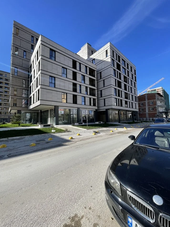 Tirane, jepet me qera ambjent biznesi Kati 0, 100 m² 1.300 € (Fusha Aviacionit)