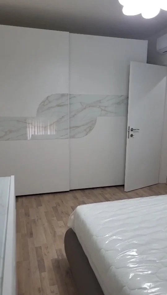 Tirane, jepet me qera apartament 1+1 Kati 3, 65 m² 650 € (Pazari i Ri)