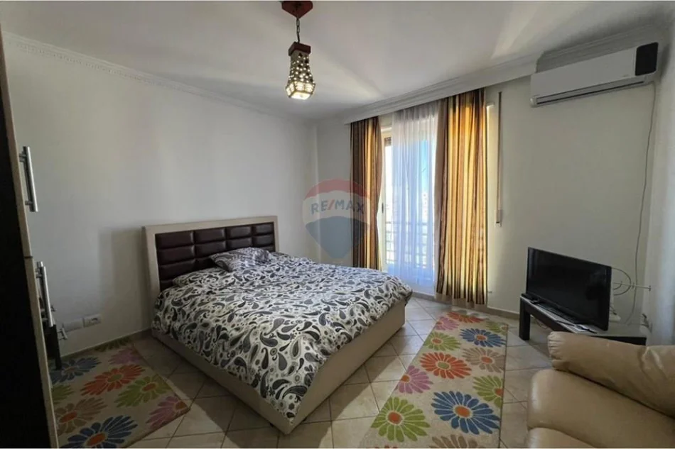 Tirane, jepet me qera apartament 2+1 Kati 10, 140 m² 750 € (Rruga e Barrikadave)