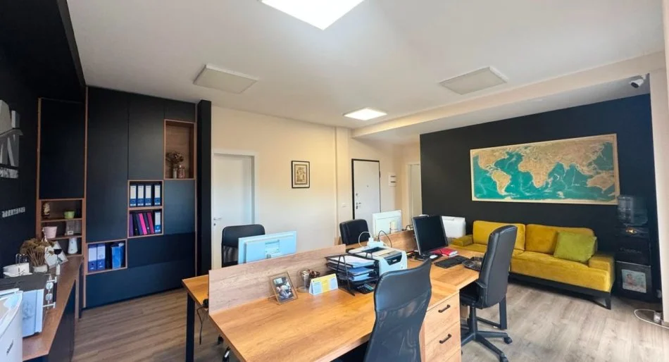 Tirane, jepet me qera zyre Kati 7, 160 m² 1.800 € (Prane Rruges se Durresit)