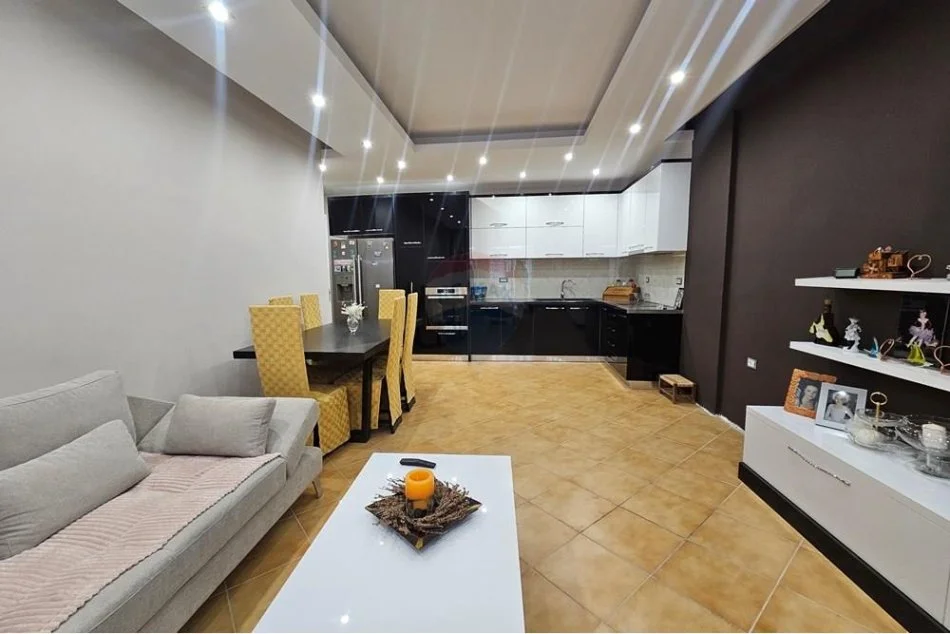 Tirane, shitet apartament 2+1+Ballkon Kati 2, 106 m² 