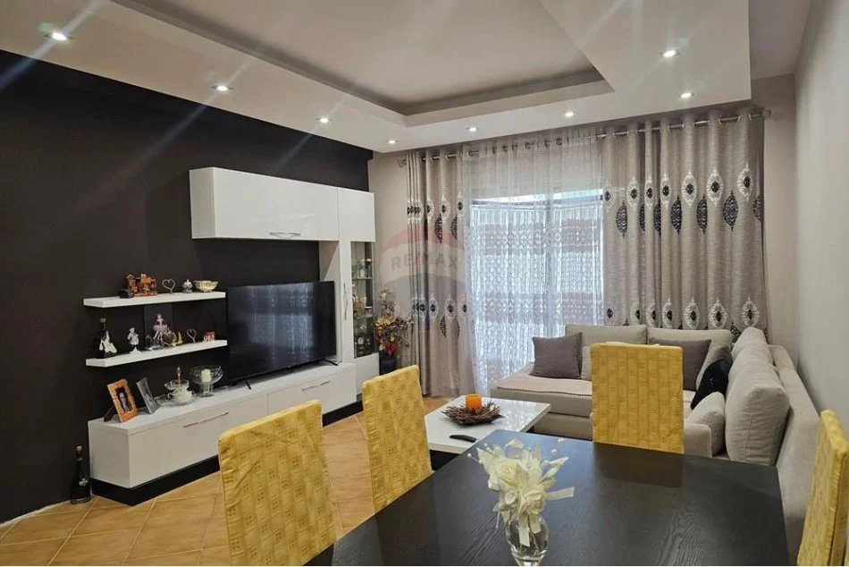 Tirane, shitet apartament 2+1+Ballkon Kati 2, 106 m² 
