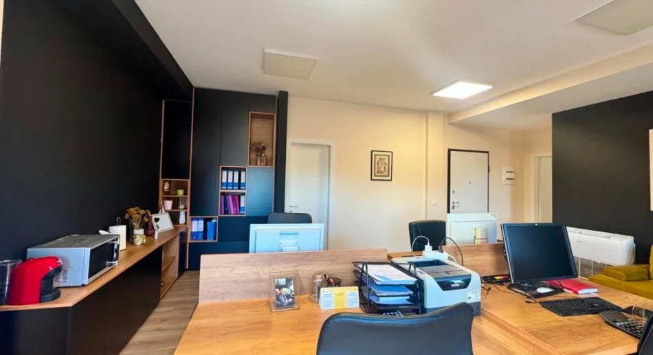 Tirane, jepet me qera zyre Kati 7, 160 m² 1.800 € (Prane Rruges se Durresit)