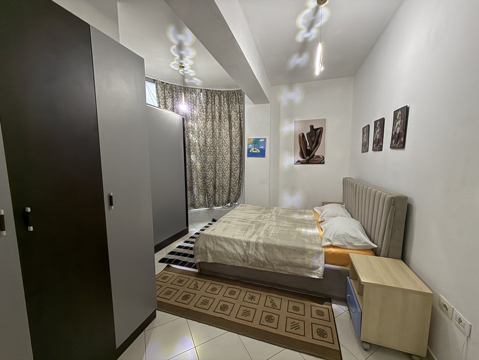 Tirane, jepet me qera apartament 1+1+Ballkon Kati 11, 70 m² 500 € (Globe, Rruga Kavajes)