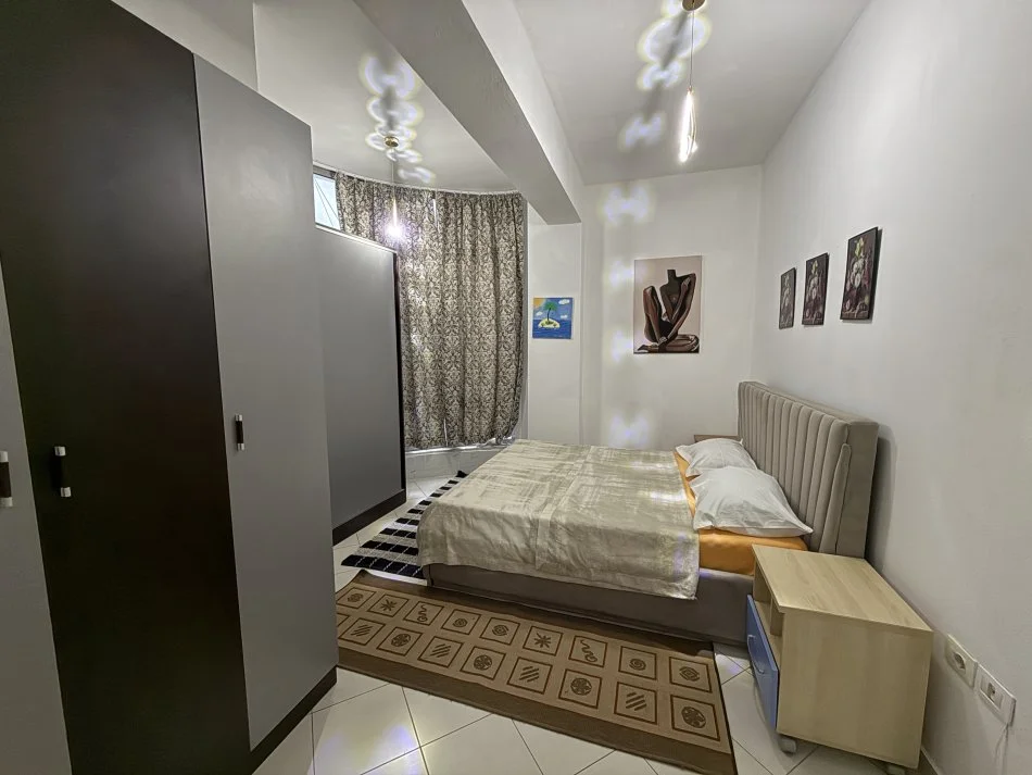 Tirane, jepet me qera apartament 1+1+Ballkon Kati 11, 70 m² 500 € (Globe, Rruga Kavajes)