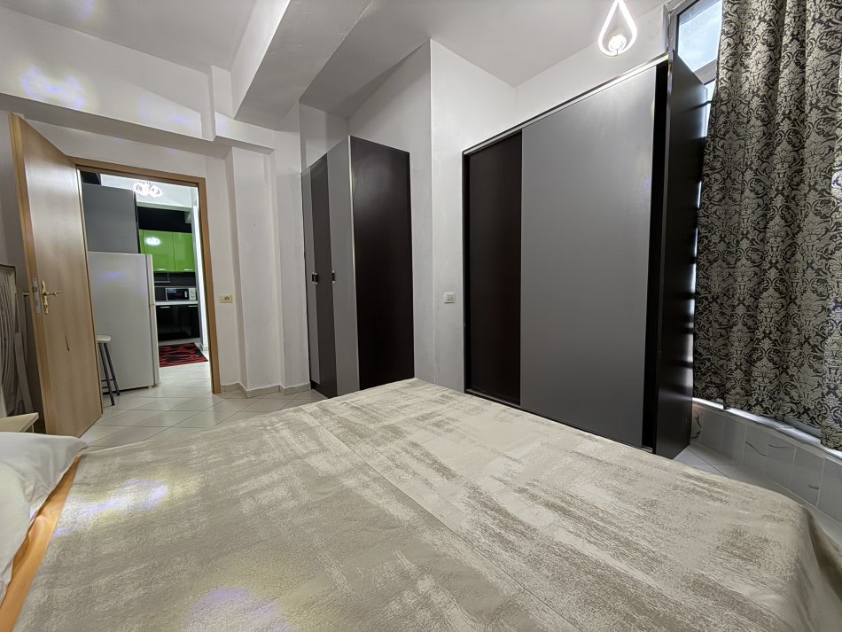 Tirane, jepet me qera apartament 1+1+Ballkon Kati 11, 70 m² 500 € (Globe, Rruga Kavajes)