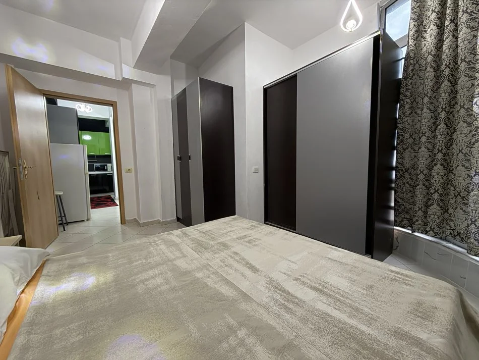 Tirane, jepet me qera apartament 1+1+Ballkon Kati 11, 70 m² 500 € (Globe, Rruga Kavajes)