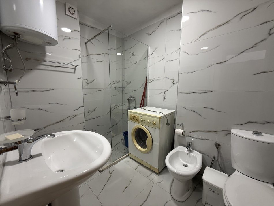 Tirane, jepet me qera apartament 1+1+Ballkon Kati 11, 70 m² 500 € (Globe, Rruga Kavajes)