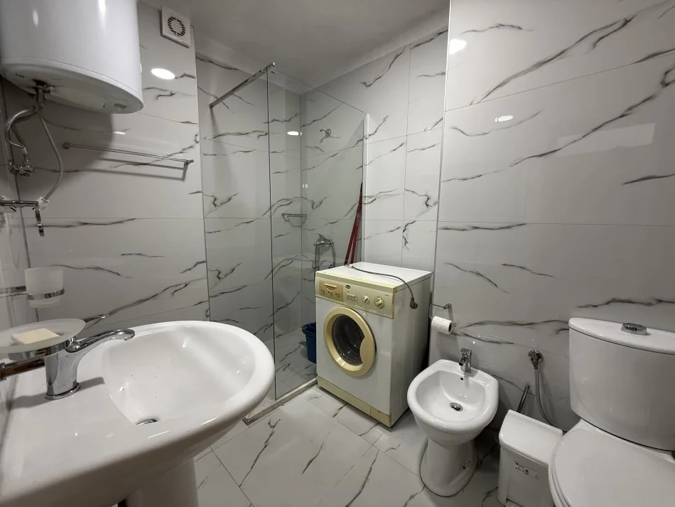 Tirane, jepet me qera apartament 1+1+Ballkon Kati 11, 70 m² 500 € (Globe, Rruga Kavajes)