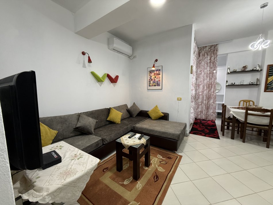 Tirane, jepet me qera apartament 1+1+Ballkon Kati 11, 70 m² 500 € (Globe, Rruga Kavajes)