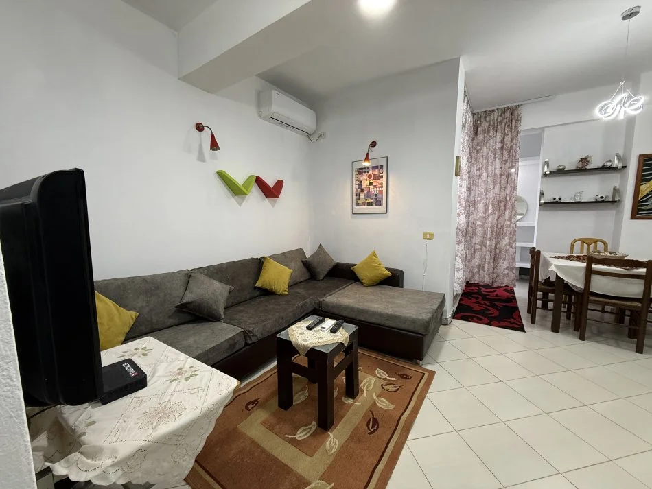 Tirane, jepet me qera apartament 1+1+Ballkon Kati 11, 70 m² 500 € (Globe, Rruga Kavajes)