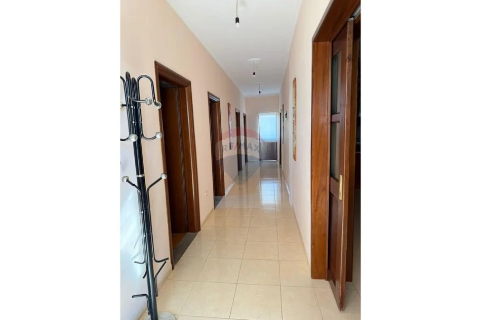 Tirane, jepet me qera Vile 3 Katshe , 505 m² 900 € (Laprake)