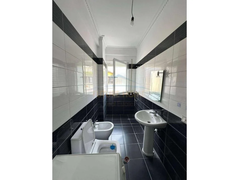 Tirane, shitet apartament 2+1+Ballkon Kati 2, 89 m² 190.000 € (Brryli)