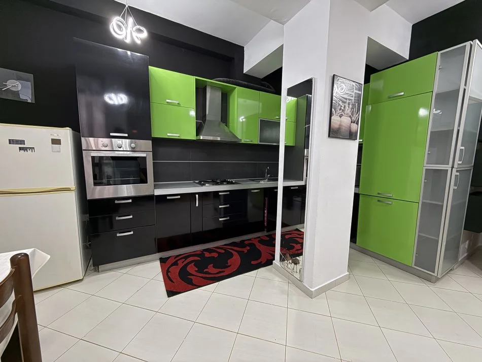 Tirane, jepet me qera apartament 1+1+Ballkon Kati 11, 70 m² 500 € (Globe, Rruga Kavajes)
