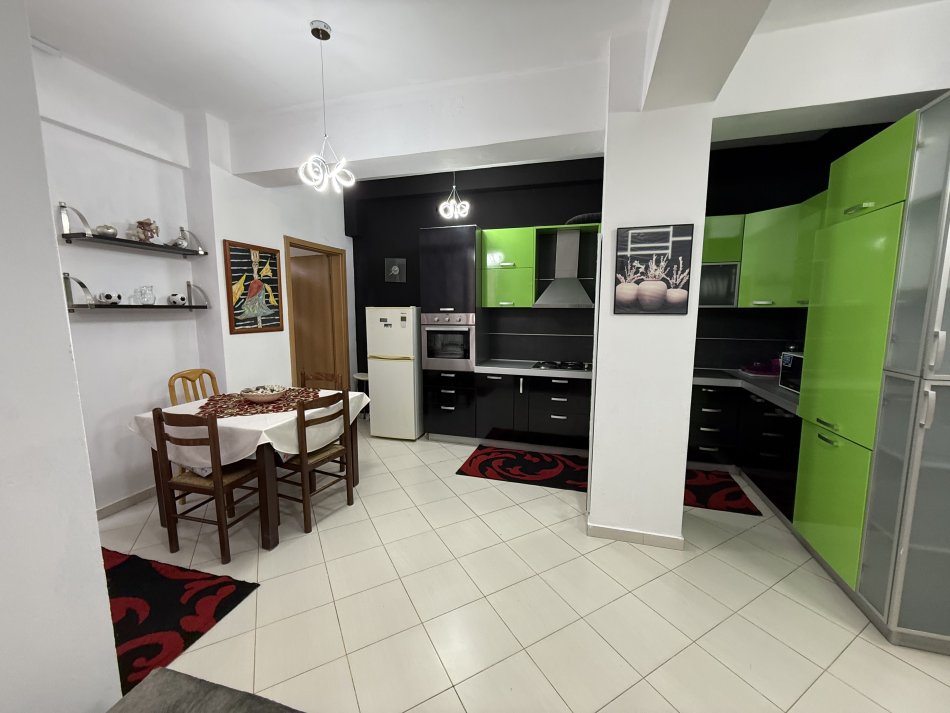 Tirane, jepet me qera apartament 1+1+Ballkon Kati 11, 70 m² 500 € (Globe, Rruga Kavajes)