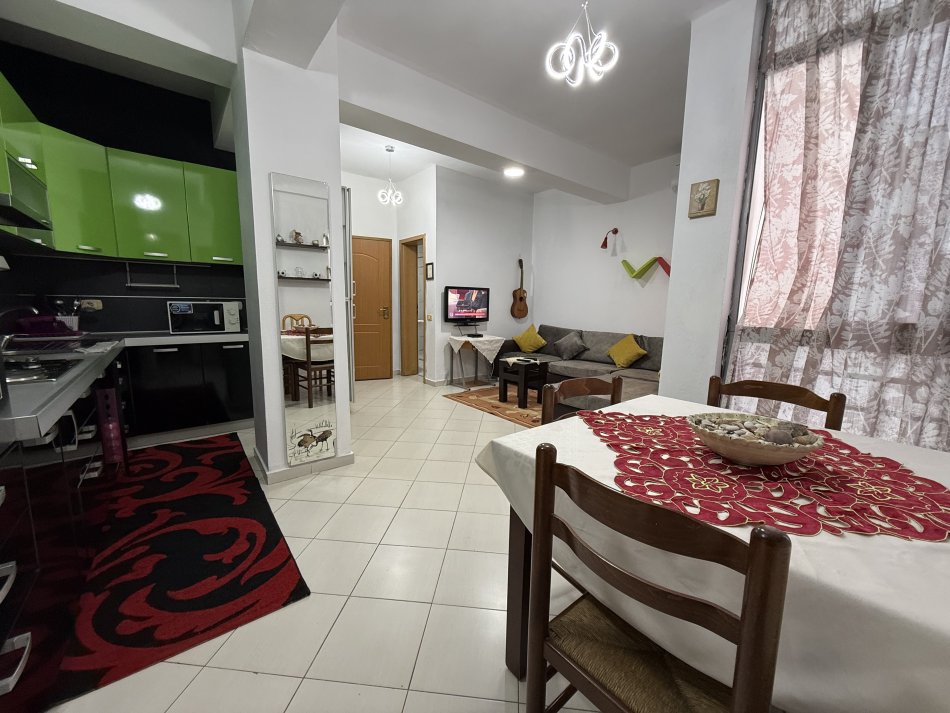 Tirane, jepet me qera apartament 1+1+Ballkon Kati 11, 70 m² 500 € (Globe, Rruga Kavajes)