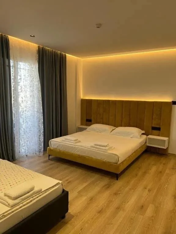 Jepet me qera hotel ne Ksamil buze rruges kryesore , me bar-kafe ,parkim  1.000 m²