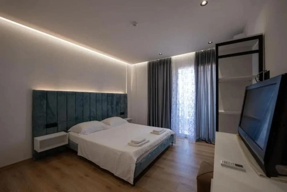 Jepet me qera hotel ne Ksamil buze rruges kryesore , me bar-kafe ,parkim  1.000 m²