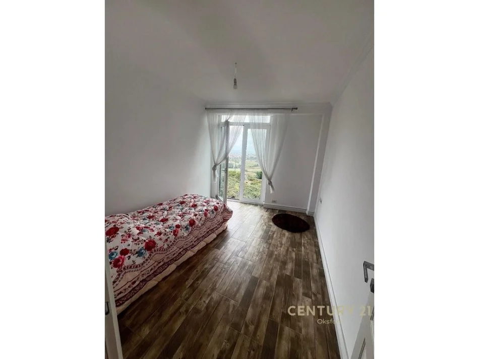 Tirane, shitet Vile 3 Katshe Kati 3, 230 m² 350.000 € (Liqeni Farkes)