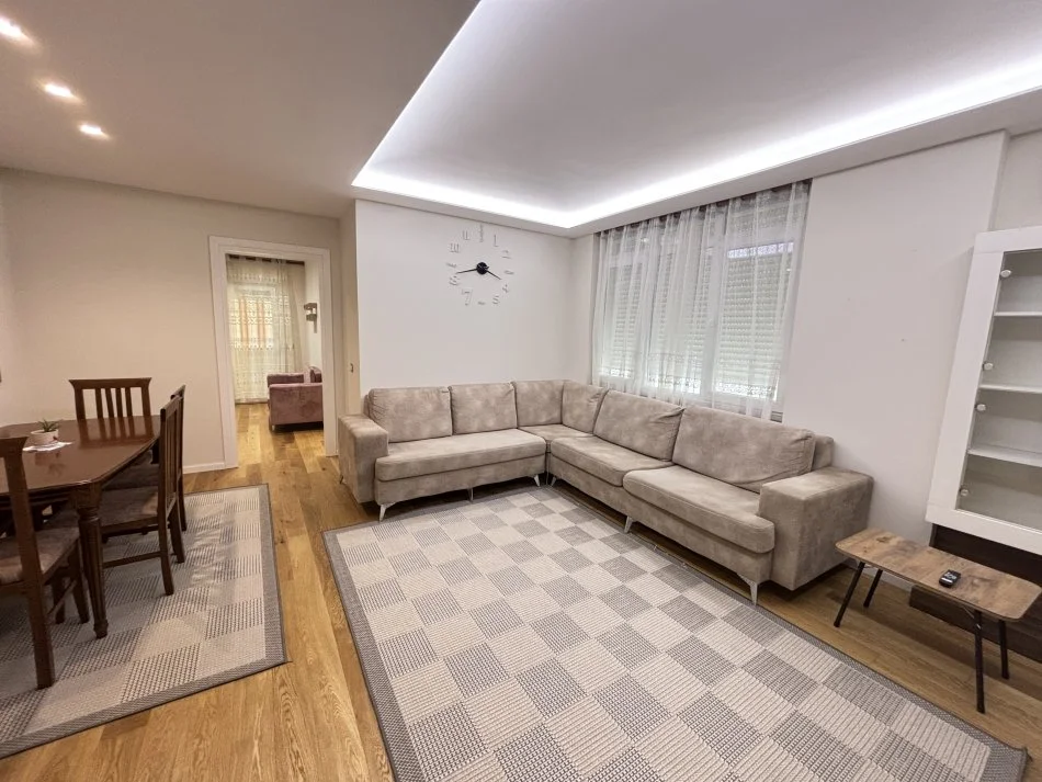 Tirane, jepet me qera apartament 3+1+Ballkon Kati 3, 100 m² 830 € 