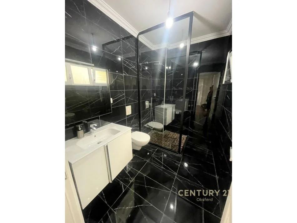 Tirane, shitet Vile 3 Katshe Kati 3, 230 m² 350.000 € (Liqeni Farkes)