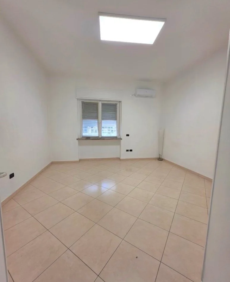 Tirane, jepet me qera ambjent biznesi Kati 0, 200 m² 1.500 € (Stadiumi Dinamo, Tirane)