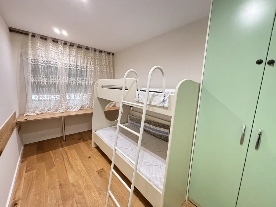 Tirane, jepet me qera apartament 3+1+Ballkon Kati 3, 100 m² 830 € 