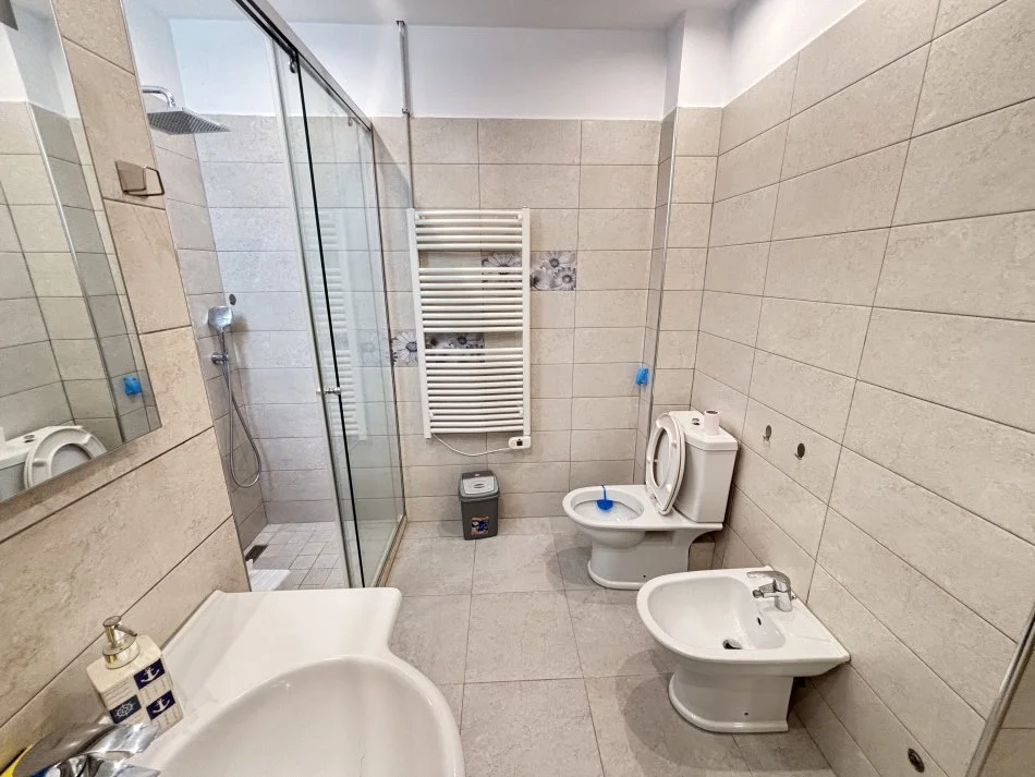 Tirane, jepet me qera apartament 3+1+Ballkon Kati 3, 100 m² 830 € 