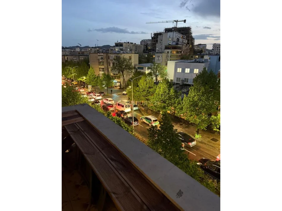 Tirane, jepet me qera apartament 2+1 Kati 4, 56 m² 600 € (Brryli)