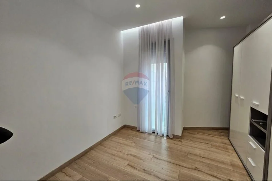 Tirane, jepet me qera apartament 2+1 , 115 m² 1.500 € (Amabasada Amerikane)