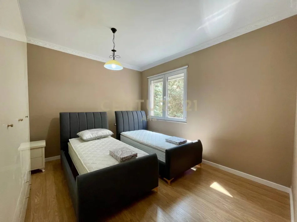 Tirane, jepet me qera apartament 2+1 Kati 1, 650 € (Kopshti Zoologjik)