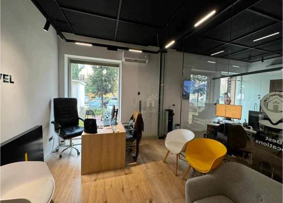 Tirane, jepet me qera ambjent biznesi Kati 0, 55 m² 1.000 € (Bulevardi Gjergj Gishta)