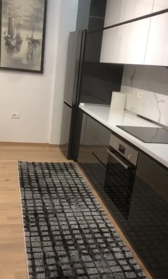 Tirane, jepet me qera apartament 1+1+Ballkon Kati 8, 73 m² 500 € (Fusha e Aviacionit)