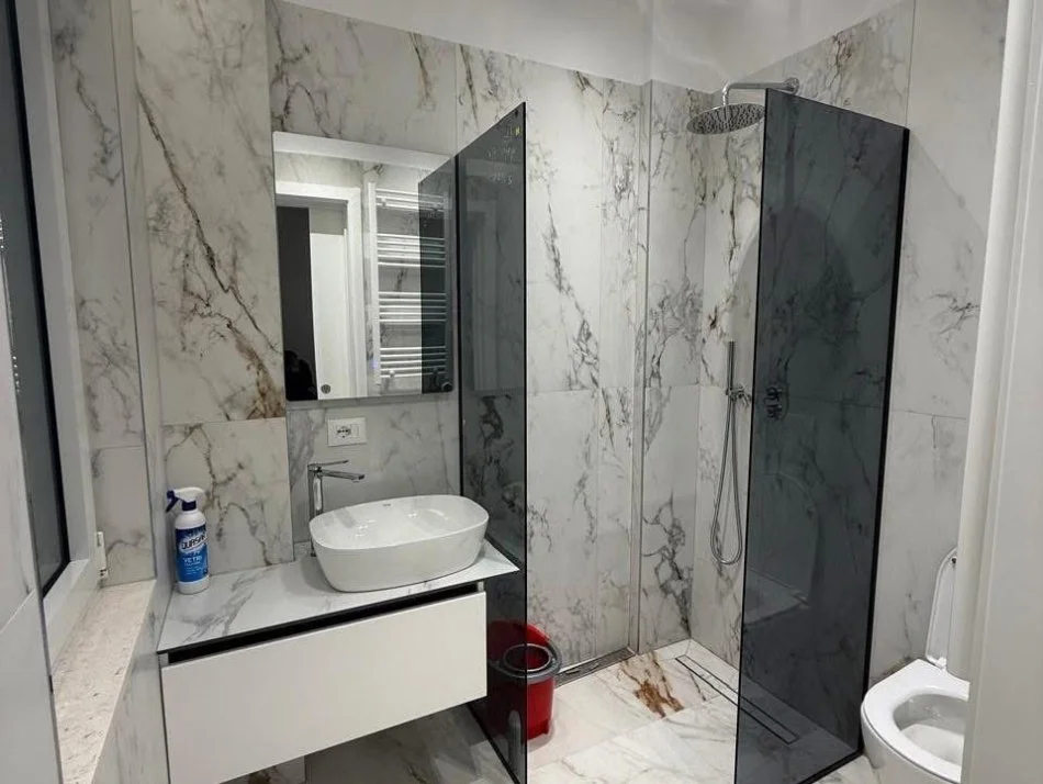 Tirane, jepet me qera apartament 1+1 , 60 m² 650 € (Rruga e kavajes)