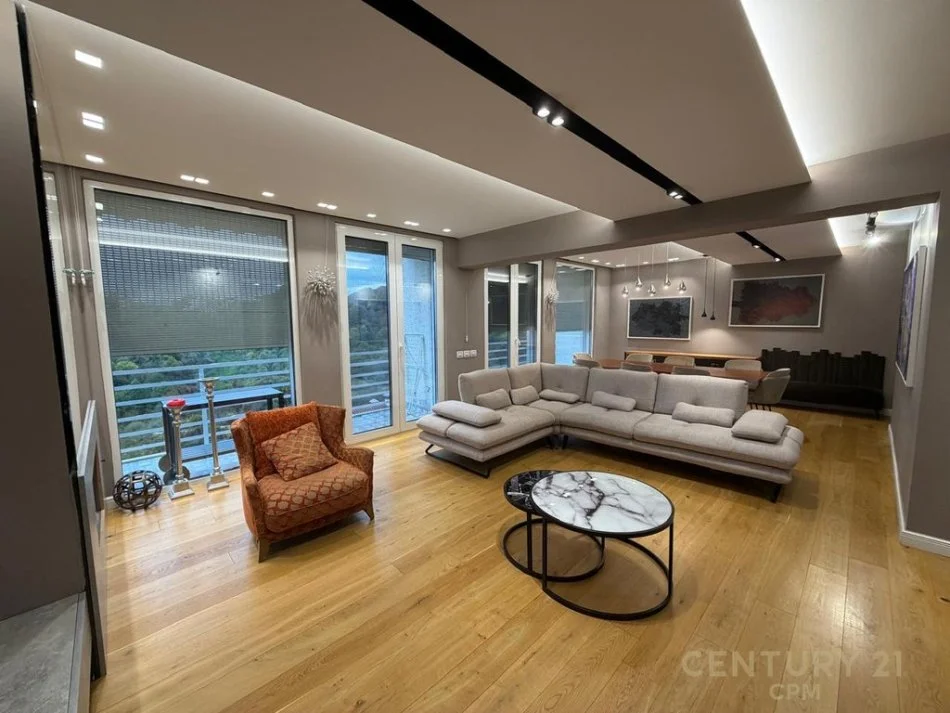 Tirane, jepet me qera apartament 3+1 Kati 5, 220 m² 2.000 € (Kodra e Diellit)