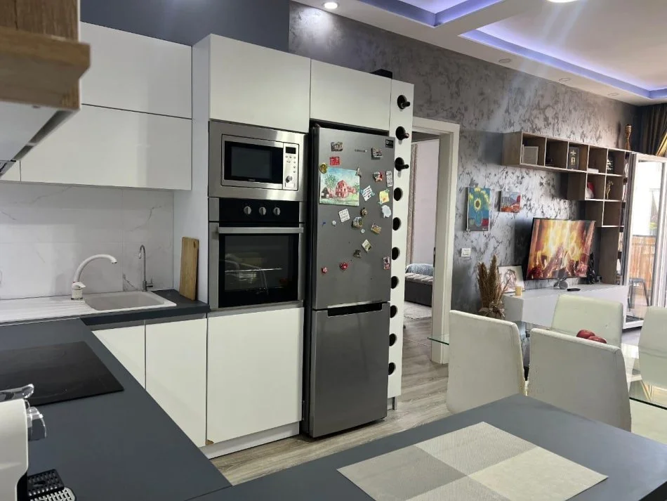 Tirane, jepet me qera apartament 2+1+Ballkon Kati 9, 105 m² 760 € (Ish fusha e aviacionit)