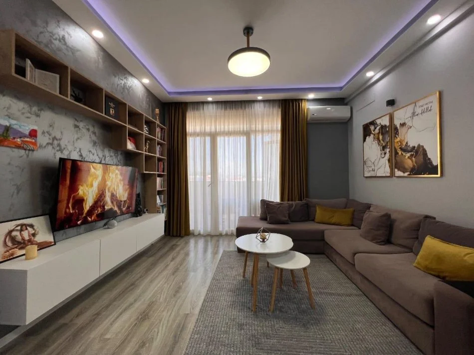 Tirane, jepet me qera apartament 2+1+Ballkon Kati 9, 105 m² 760 € (Ish fusha e aviacionit)