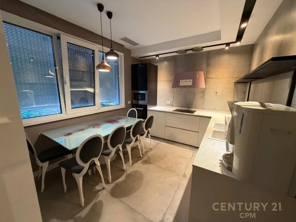 Tirane, jepet me qera apartament 3+1 Kati 5, 220 m² 2.000 € (Kodra e Diellit)