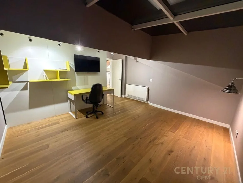 Tirane, jepet me qera apartament 3+1 Kati 5, 220 m² 2.000 € (Kodra e Diellit)