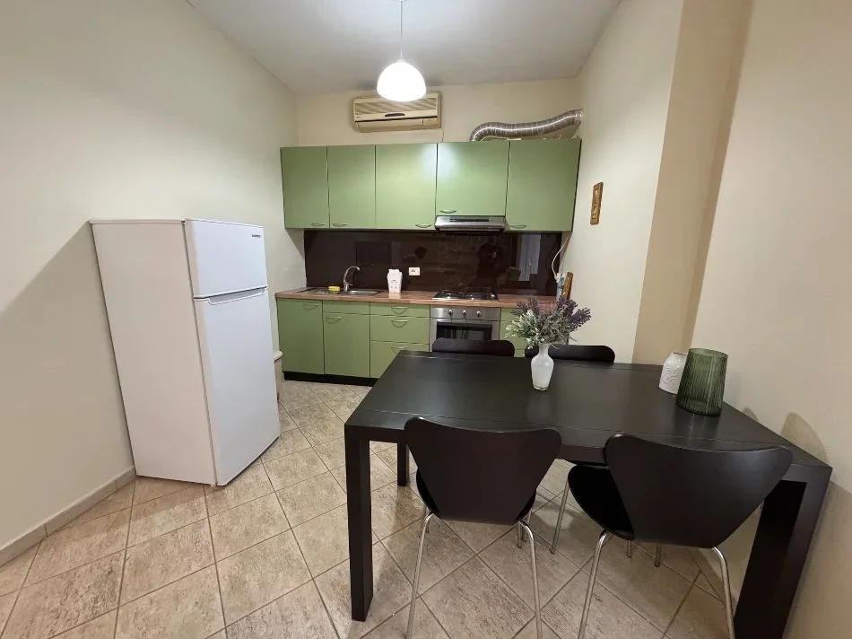 Tirane, jepet me qera apartament 1+1 Kati 3, 70 m² 550 € (Ali Demi)