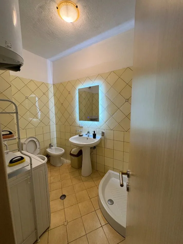 Tirane, jepet me qera apartament 1+1 Kati 3, 70 m² 550 € (Ali Demi)