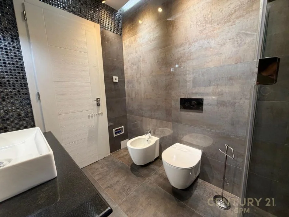 Tirane, jepet me qera apartament 3+1 Kati 5, 220 m² 2.000 € (Kodra e Diellit)